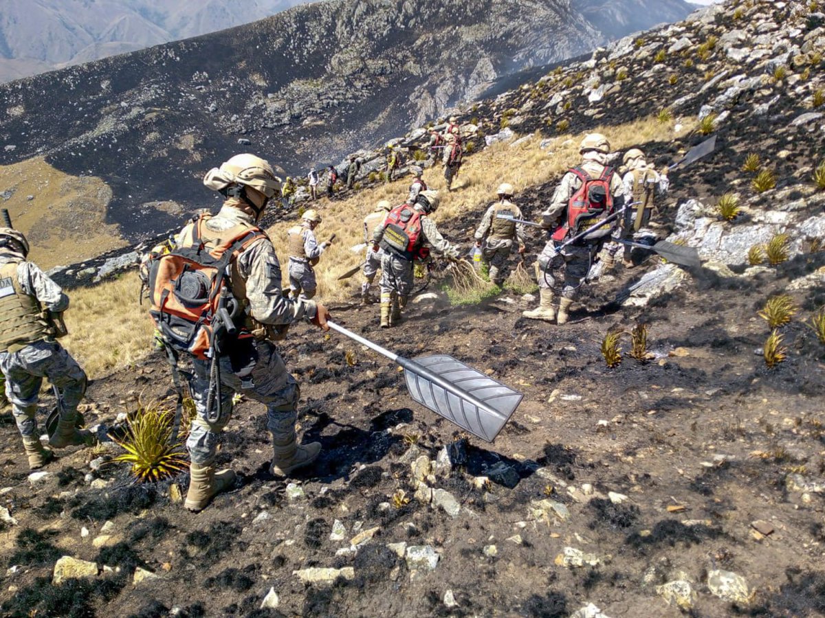 luannitapress's tweet image. #deUltimo
El #Gobierno logró #controlar  los #incendios Hasta el momento se logró #sofocar 23 incendios en el país: 12 en Cochabamba, 6 en Santa Cruz, 4 en La Paz y 1 en Tarija, con la intervención oportuna del #CCREA de las #FFAA, desplegando 897 bomberos y dos helicópteros Z9.