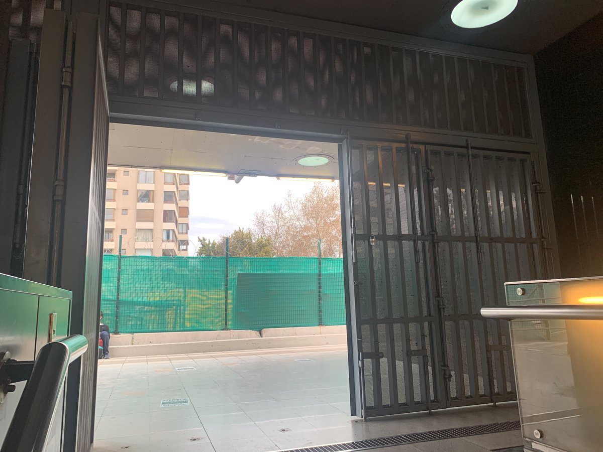 greutter's tweet photo. Bloque de salidas de emergencia se repite en estacion @metrodesantiago estacion P de Gales. @MTTChile que opina al respecto?

también abren hacia adentro. 😱Peligro ⚠️ https://t.co/y9xwEhKRIK