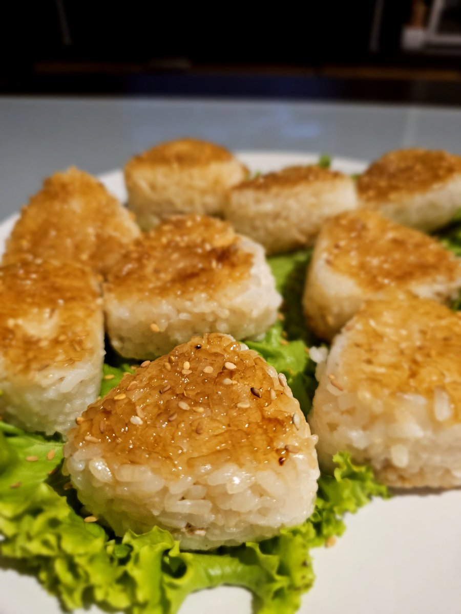 ArialSweety's tweet photo. Hoy tocó onigiris con salsa teriyaki sin alga nori, que está muy cara y soy muy pobre 🍙🥰 https://t.co/RynVx7jIuE