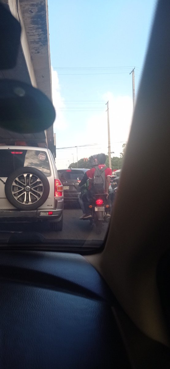 Esto tenemos que arreglarlo. Este pechú (el de la Mazda), agarra el retorno sin ir a doblar obstaculizando la línea completa. Luego, a la mala, se mete al carril que desde un principio debió mantener. Maldita impotencia.🤦

<a href="/digesettrd_/">DIGESETTRD</a> <a href="/INTRANT_RD/">Instituto Nacional de Tránsito y Transporte</a> <a href="/hugoberas/">Hugo Beras</a> <a href="/ManuelRiveraRD/">Mαnuεℓ Ԅvεrα</a>