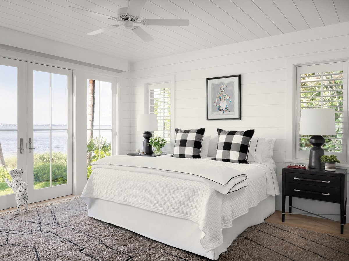 HandDPortfolio's tweet image. A simple black-and-white palette conjures a relaxing sensibility in the primary bedroom, where water views are the star. Pristine white bedding is from Matouk.
bit.ly/44tiz3O

INTERIOR DESIGN: Jamie Merida Interiors
PHOTO: Stylish Productions

#top100designers