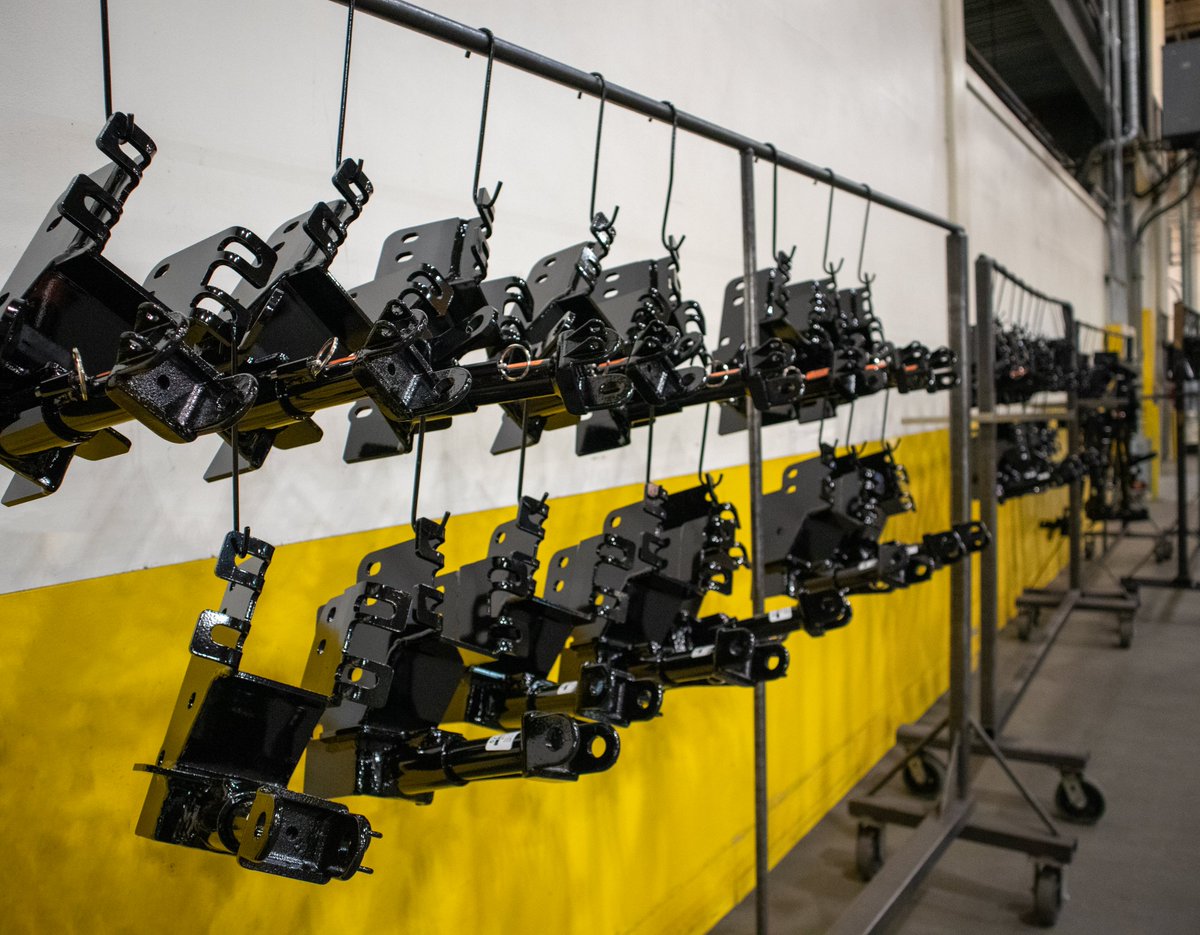 Roadmaster_Inc's tweet photo. Everyone's favorite baseplate — the 521453-5 for JL Wranglers. They're built, powder coated, and ready for boxing!

#americanmanufacturing #roadmaster #madeintheusa #ManufacturingMonday https://t.co/8V7ccQsUEu