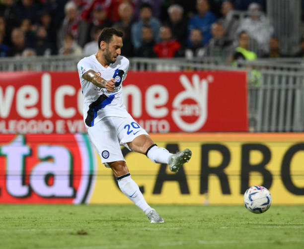 snajaths's tweet photo. Calhanoglu vs Cagliari 23/24:
-127 touches
-105 accurate passes (98.1%)!!
-11 accurate long balls

-5 successful tackles
-7 ground &amp; aerial duels won
-2 blocks
-2 clearances

-1 key pass
-1 shot (hit the woodwork)
-12.8km run

He's become an AMAZING defensive midfielder 🔥♥️ https://t.co/l297EF7irC