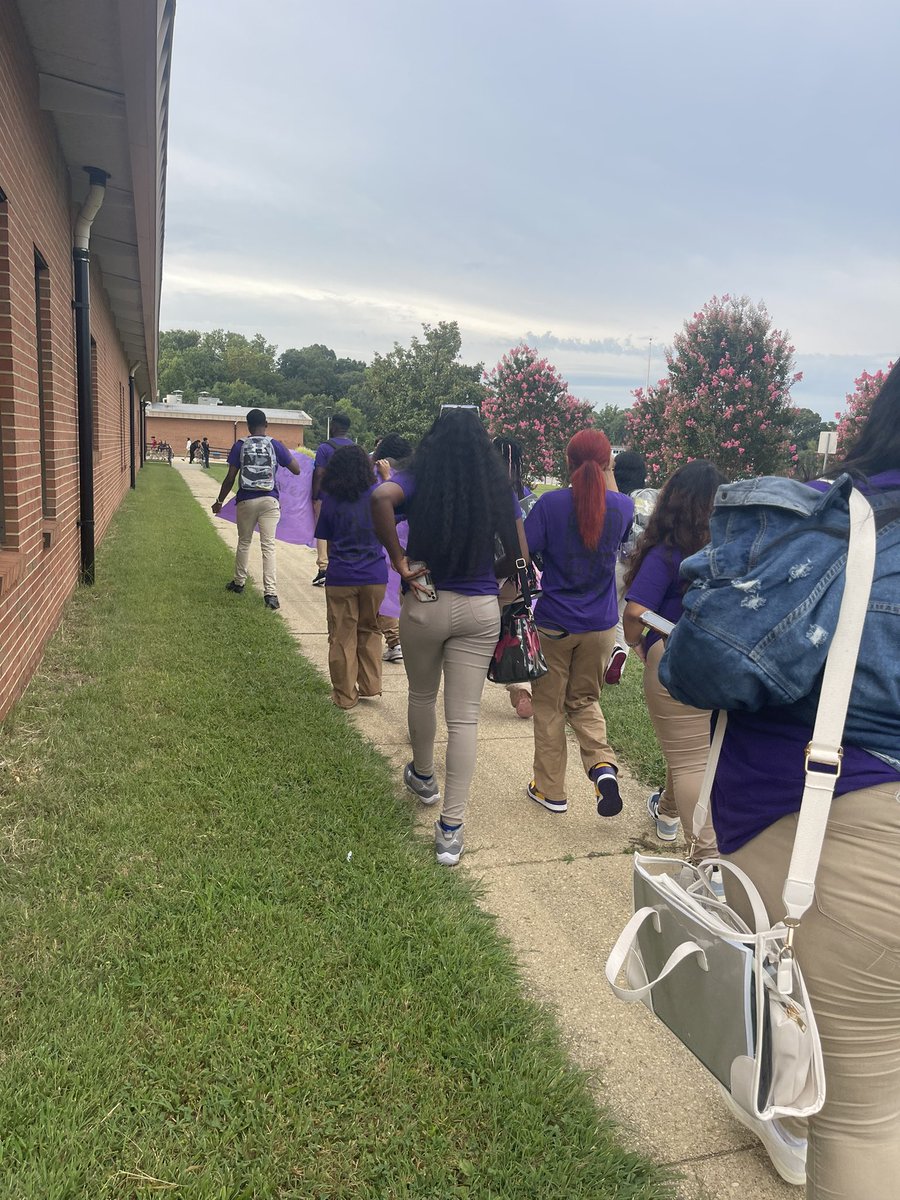 APEmjay's tweet photo. Class of 2024 kicked off today with a block party and parade around the school. @FHSPats https://t.co/4ZwgCaFfkK