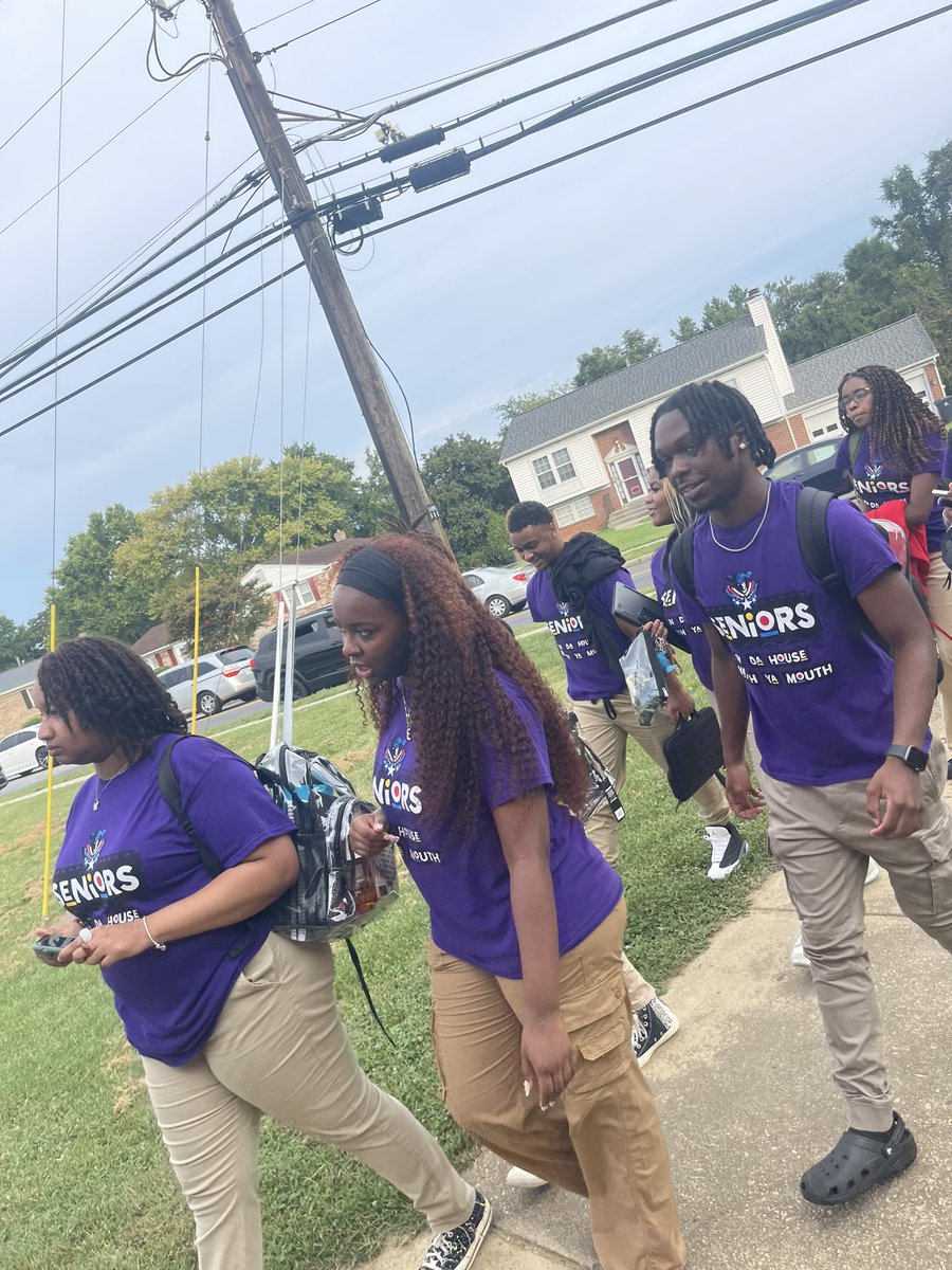 APEmjay's tweet photo. Class of 2024 kicked off today with a block party and parade around the school. @FHSPats https://t.co/4ZwgCaFfkK