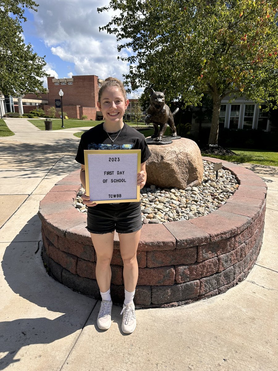 Thiel_WBB's tweet photo. First Day of School with TCWBB. 📸📚😁 https://t.co/jAIPEyvh23