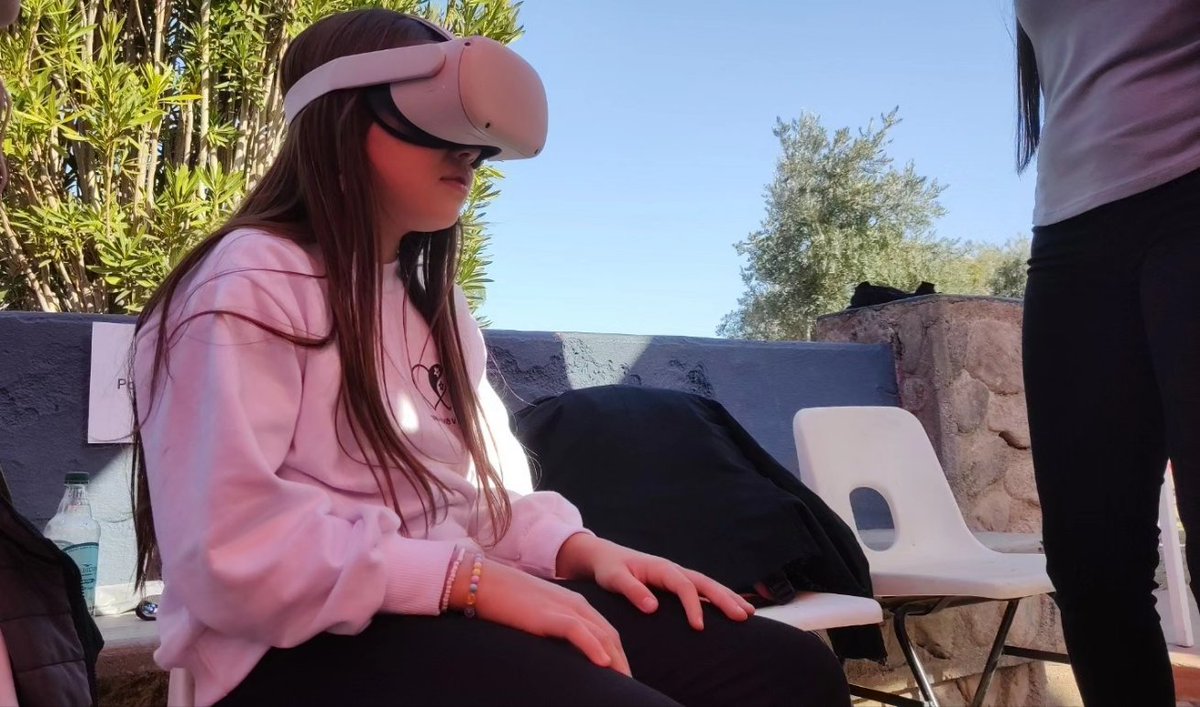CienciaLaRioja's tweet photo. En el día de ayer estuvimos en el #FestiPeques organizado por @LrDesarrollo , dónde tuvimos la oportunidad de compartir con los niños y niñas en su día y poder acercarlos a la ciencia y tecnología através de diferentes experiencias como la realidad virtual. https://t.co/0eWVJI84cI