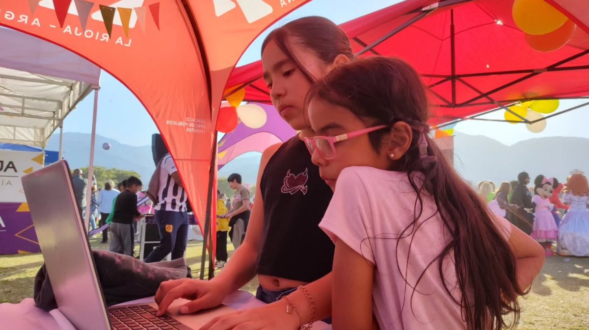 CienciaLaRioja's tweet photo. En el día de ayer estuvimos en el #FestiPeques organizado por @LrDesarrollo , dónde tuvimos la oportunidad de compartir con los niños y niñas en su día y poder acercarlos a la ciencia y tecnología através de diferentes experiencias como la realidad virtual. https://t.co/0eWVJI84cI