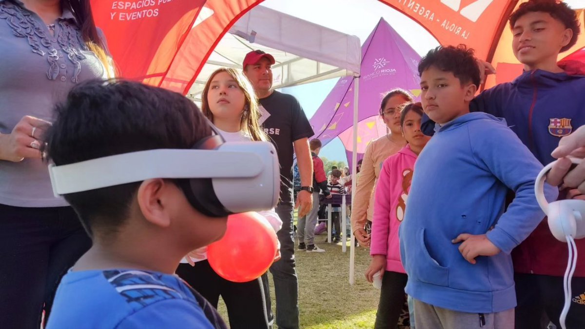 CienciaLaRioja's tweet photo. En el día de ayer estuvimos en el #FestiPeques organizado por @LrDesarrollo , dónde tuvimos la oportunidad de compartir con los niños y niñas en su día y poder acercarlos a la ciencia y tecnología através de diferentes experiencias como la realidad virtual. https://t.co/0eWVJI84cI
