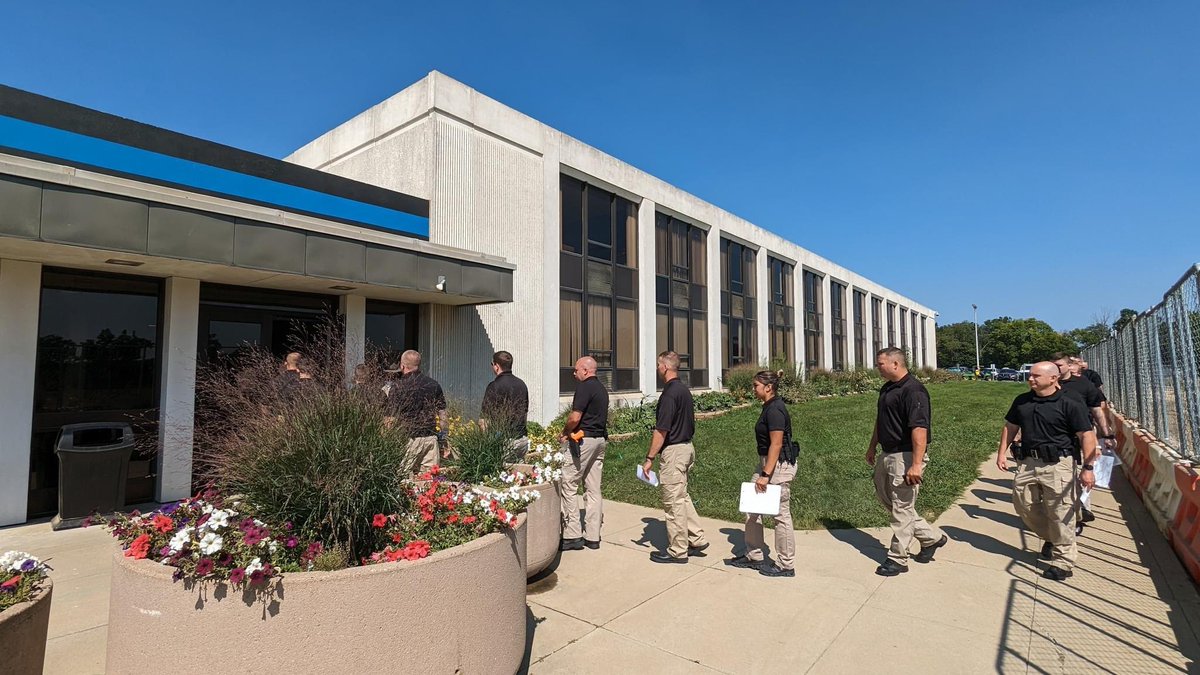 IndianaLawEnfo1's tweet image. Today is the first day of training for Basic Class 231.  They’ll be training Monday - Friday until December at the ILEA.  #ILEABasicClass231 #IndianaPolice #MoveInMonday #MotivationMonday #TrainingNeverStops #PlainfieldIndiana #FirstResponders