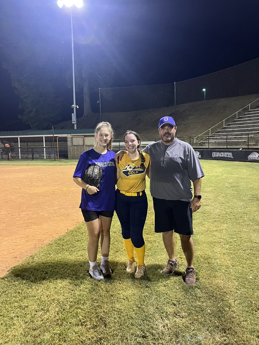 PhoebeSmyers's tweet photo. Had a great time at Henderson and Ouchita this past weekend. Thank you to all the coaches and girls who helped make it a great weekend! 
@OuachitaSB @ReddiesSB @FullCountjj @martinez3d @GoldDFWGraves @Trinity_Trojans https://t.co/oF5LGNib9M