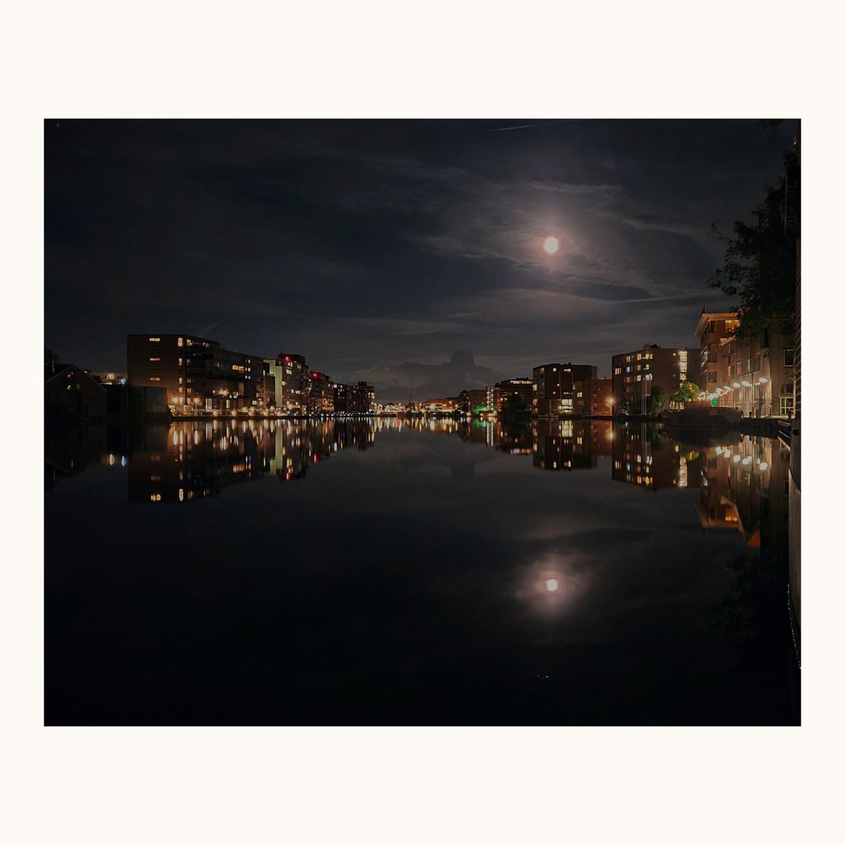 #zaandambynight #zaandam #bynight #moon #river #zaan #maan #zaanstreek #zaanstad #reflection