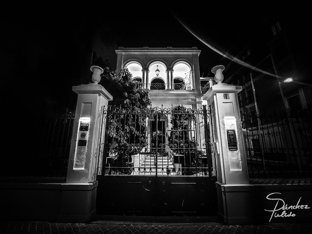 Maestro, acabo de pasar con tu casa de la calle Cervantes de Córdoba. Cerrada ya la noche, tu casa iluminada, esperándote. Impactante!! Qué vuelen pétalos de rosa como aquel 29 de Agosto del 47 en tu honor. #Manolete #ManoleteEterno