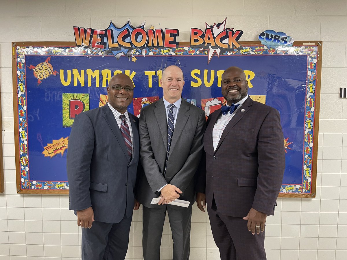 KraftES1's tweet photo. It’s starts at the top! The 𝐖𝐞𝐥𝐜𝐨𝐦𝐞 𝐁𝐚𝐜𝐤 𝐬𝐦𝐢𝐥𝐞𝐬 of @HCSSuptRLHaynes,  @caggianojohn1 and School Board Chair, Dr. Richard Mason sets the tone for the Cubs First Day of School! #WeAreHCS #kraftcubs https://t.co/84Gp8s5G3a