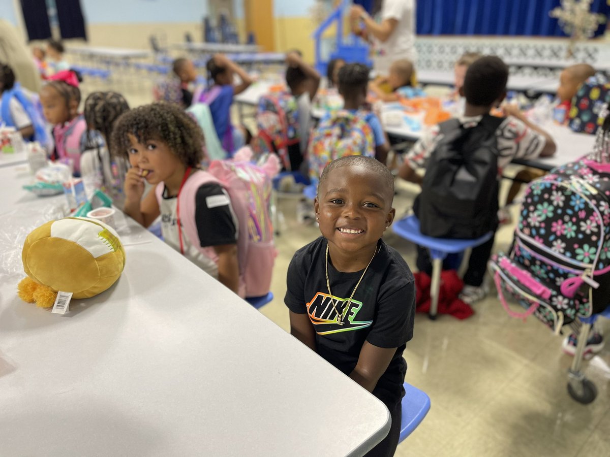 KraftES1's tweet photo. It’s starts at the top! The 𝐖𝐞𝐥𝐜𝐨𝐦𝐞 𝐁𝐚𝐜𝐤 𝐬𝐦𝐢𝐥𝐞𝐬 of @HCSSuptRLHaynes,  @caggianojohn1 and School Board Chair, Dr. Richard Mason sets the tone for the Cubs First Day of School! #WeAreHCS #kraftcubs https://t.co/84Gp8s5G3a
