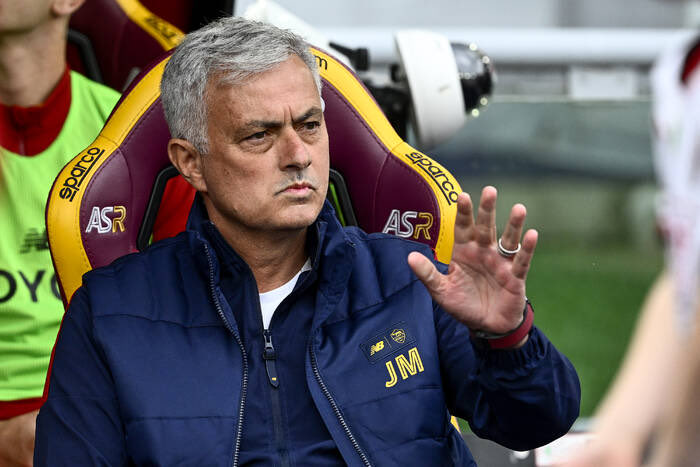 ASRomaggica's tweet photo. If you told me a couple years ago that Roma would have Dybala, Mourinho, Lukaku, Renato Sanches and an owner who personally flies new signings to Roma I would have told you to go fuck yourself and to stop playing with my feelings. 

But here we are today. A new Roma. Full of hope and desire. All we have to do now is WIN and continue WINNING. 

Step by step we will get there. 

Daje Roma💛❤️