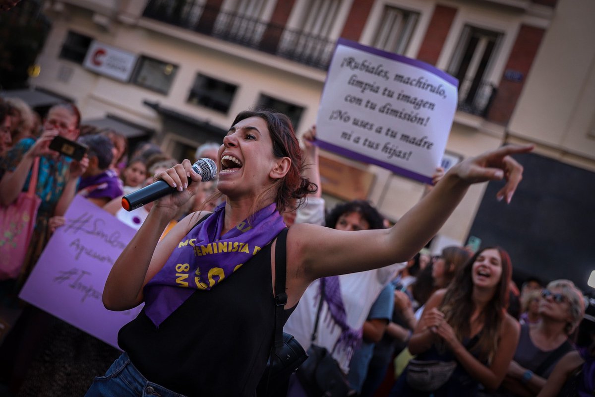 MariusBM_'s tweet photo. Manifestación de apoyo a la futbolista Jenni Hermoso, el lunes 28 de agosto en la Plaza de Callao, Madrid. https://t.co/NygTqv5Wh6