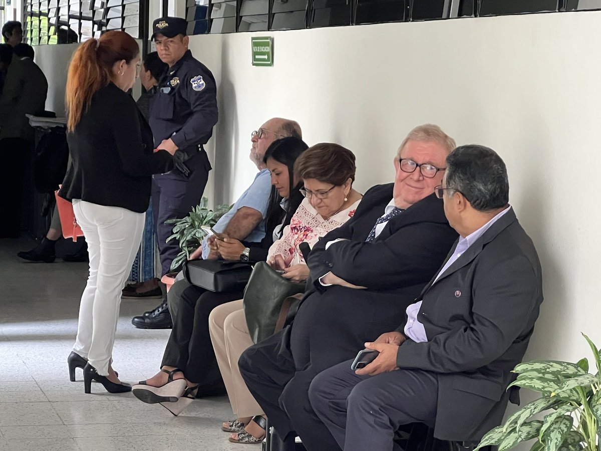 alertanoti's tweet photo. A TRIBUNALES RECEPTORES DE SOBRESUELDOS DEL FMLN; EXFUNCIONARIOS QUE SE ENRIQUECIERON

Ha iniciado el proceso en contra de exfuncionarios de la administración Sánchez Cerén, en el caso "Sobresueldos". Están siendo procesados por enriquecimiento ilícito y lavado de dinero y activos.

Entre los procesados está la exministra de Salud, Violeta Menjívar, y el exministro de Trabajo, Calixto Mejía, el exministro de de Hacienda, Carlos Cáceres, el exministro de Agricultura y Ganadería, Hugo Flores; la exviceministra de Ciencia y Tecnología, Erlinda Hándal, y el exsecretario de Presidencia Manuel Melgar. 

Violeta Menjívar, Rina (Erlinda) Hándal y Hugo Flores se han sometido a un procedimiento abreviado.

Carlos Cáceres y Calixto Mejía, la Fiscalía estaría buscando el mismo procedimiento. Por su parte, el expresidente Salvador Sánchez Cerén y Manuel Melgar no negociarán medidas alternas.

El Juzgado Tercero de Instrucción continuará el proceso de audiencia preliminar, en contra de exfuncionarios. Hoy, fue suspendida porque no pudo estar presente uno de los acusados que guarda prisión, según la parte defensora.