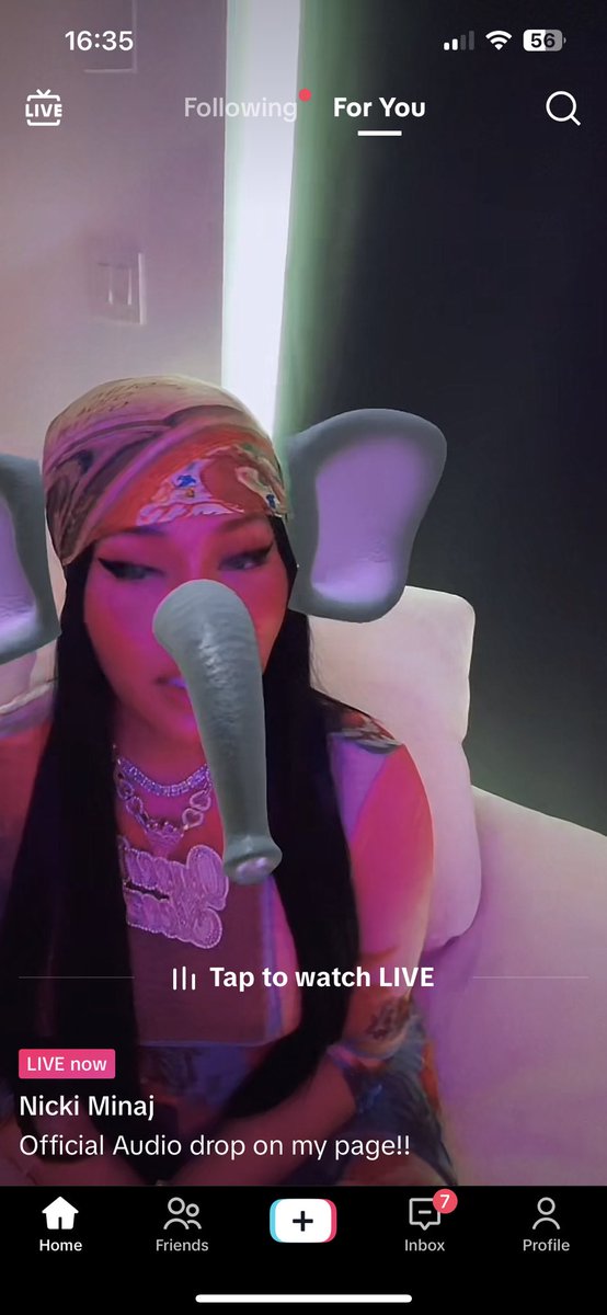 Suchamado's tweet photo. Lmfao Nicki Minaj on live is killing me https://t.co/zjYqTbmacs