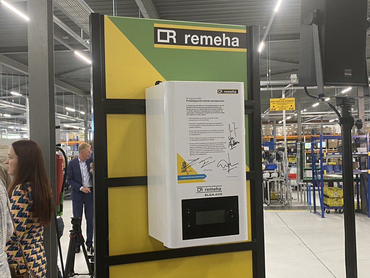 ansmolvandecamp's tweet photo. Opening Nederlands grootste warmtepompfabriek, @remeha. Leuk om @hugodejonge &amp; @RobJetten te ontmoeten. Er komen betaalbare, betrouwbare pompen, zodat Gelderlanders makkelijker kunnen kiezen voor hun bijdrage aan de energietransitie. #Klimaat &amp; Energie @provgelderland https://t.co/LTJD5hxEIa