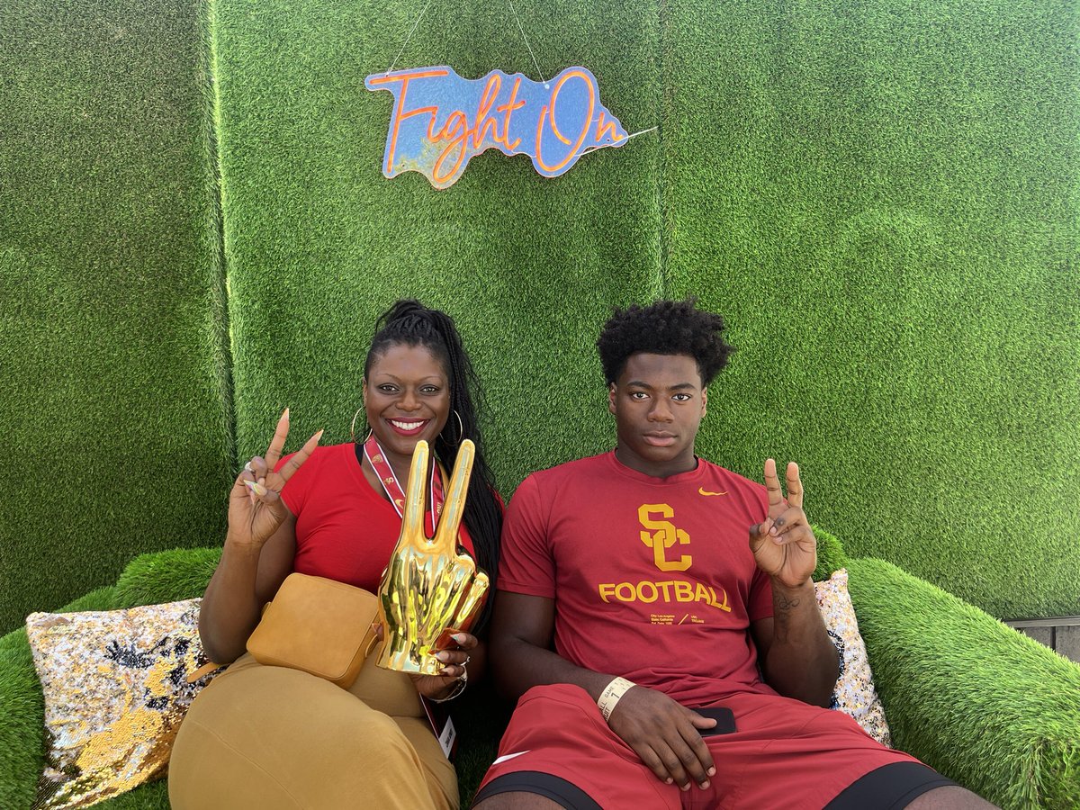 ZakiaJone's tweet photo. If you are constantly facing new situation, it means you are living a life of growth and great possibilities!
Great weekend! Came out to see the opening day game USC vs San Jose St.✌🏾❤️ #fighton #Trogans #footballmom
@JaylenHarvey_ @on3 @Scott_Schrader @247Sports https://t.co/YPTfpyj5V4