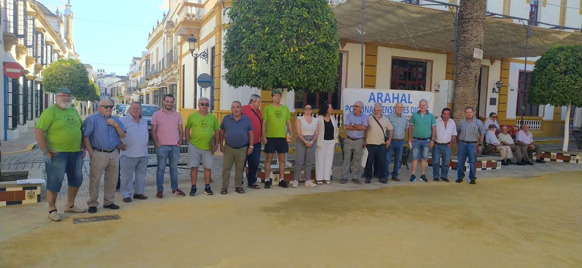 28/08/2023.LOS LUNES AL SOL.Plaza de la Corredera en Arahal.Plataforma de Pensionistas de Arahal.Un lunes más en la lucha,hoy con algo menos de calor.
GOBIERNE QUIEN GOBIERNE LAS PENSIONES Y LO PÚBLICO SE DEFIENDEN.👏👏💪💪✊🍀