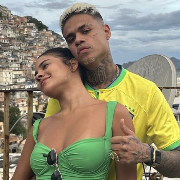 choquei's tweet photo. 🚨FAMOSOS: Segundo a jornalista Mariana Morais, Bella Campos está chateada e incomodada com a exposição causada pelas acusações de uma suposta traição de MC Cabelinho. 

A atriz disse que não pretende se pronunciar publicamente sobre o assunto, mas garantiu que o namoro continua. https://t.co/4InLvypTMw