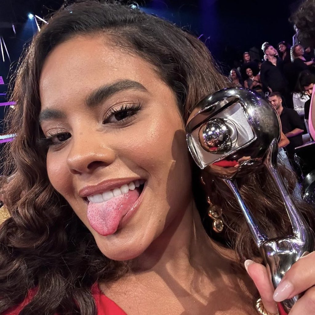 choquei's tweet photo. 🚨FAMOSOS: Segundo a jornalista Mariana Morais, Bella Campos está chateada e incomodada com a exposição causada pelas acusações de uma suposta traição de MC Cabelinho. 

A atriz disse que não pretende se pronunciar publicamente sobre o assunto, mas garantiu que o namoro continua. https://t.co/4InLvypTMw