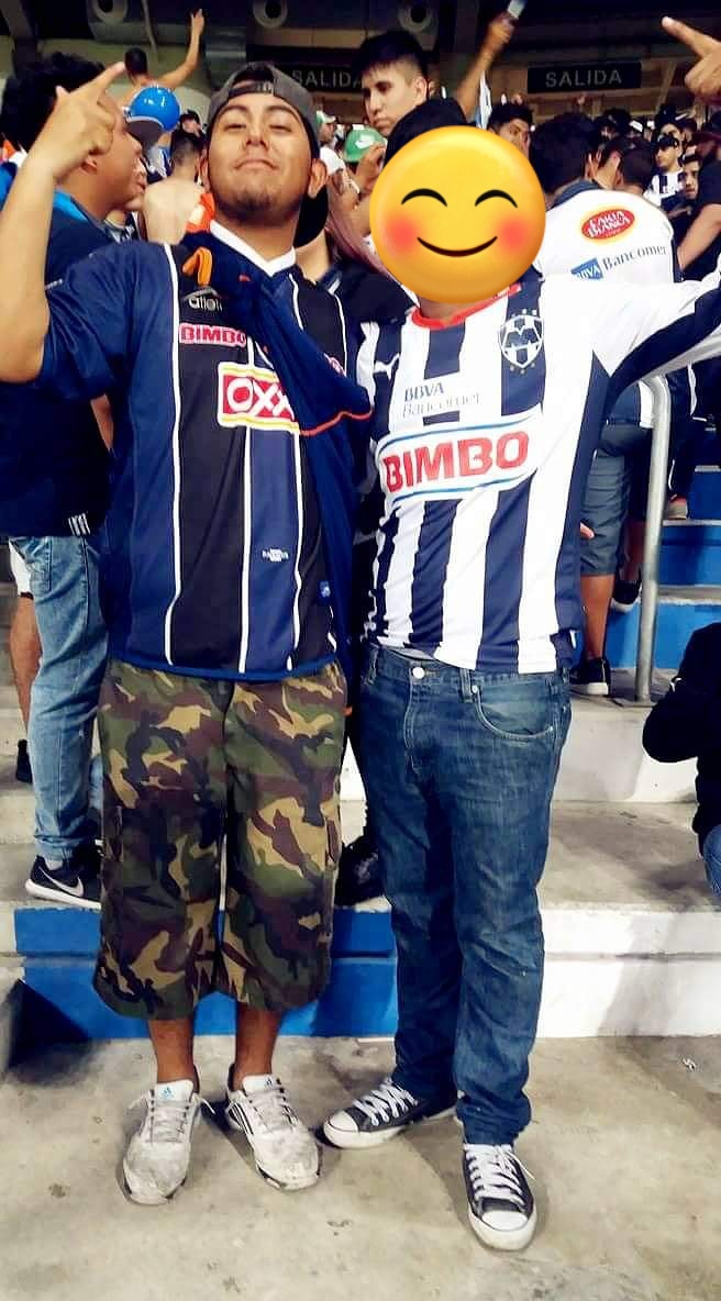 Libro_negro_'s tweet photo. Este sujeto es Jesús Fraga, uno de los imbéciles que golpeó a paramedicos después del partido de #Rayados y #CruzAzul 

Ya cerró su cuenta de Facebook pero aún así me la pelo y conseguí algunas fotos de otros perfiles.

Comparte para dar con el. https://t.co/YBx5tWfQdV