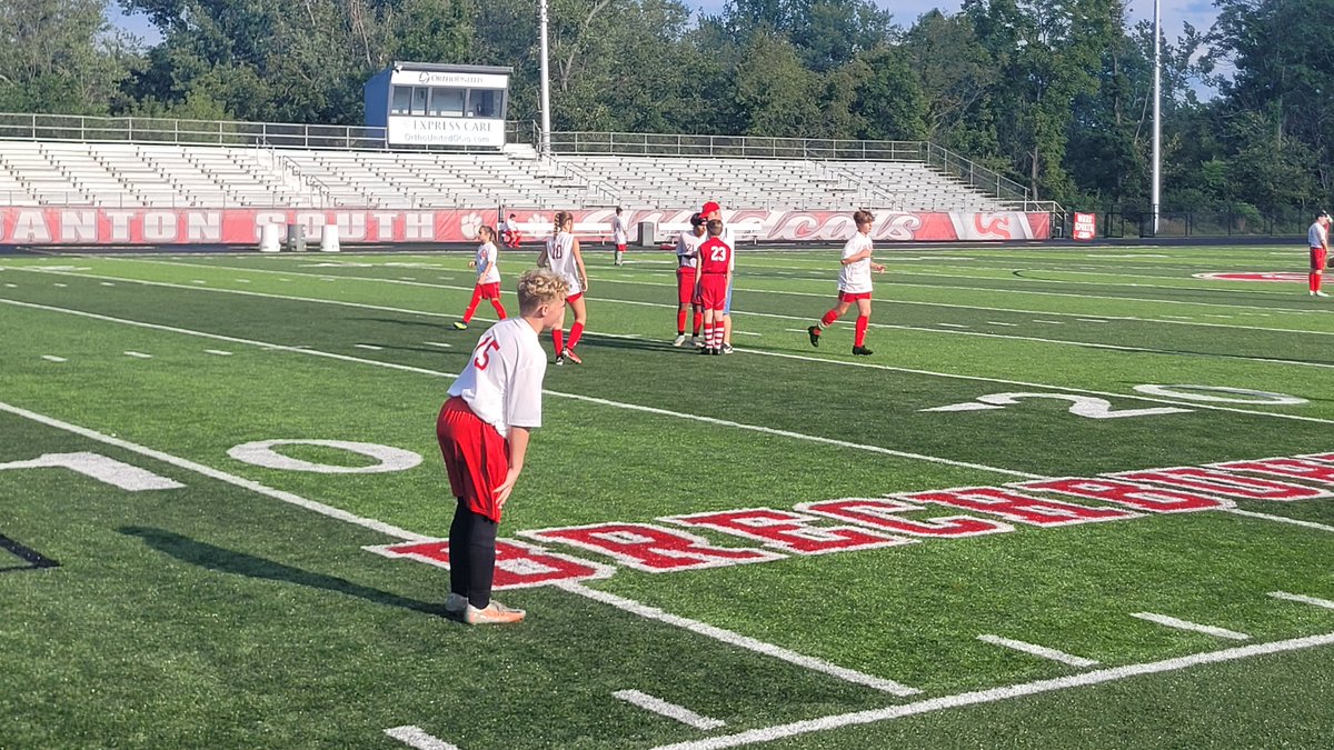 CraigLieser's tweet image. Canton South Middle School Soccer warming up for their big game against Field tonight.