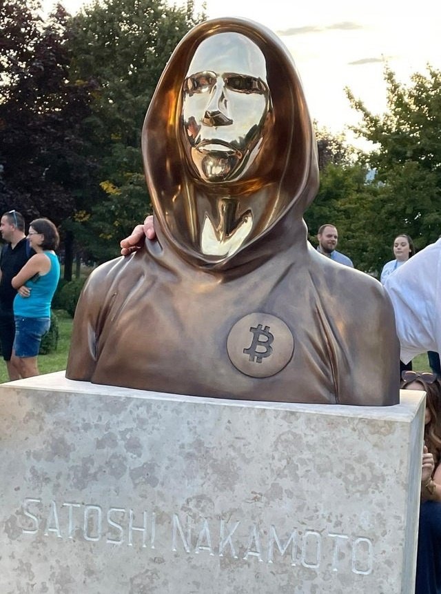 FUN FACT: Hungary built a statue in honor of #Bitcoin creator Satoshi Nakamoto 🇭🇺