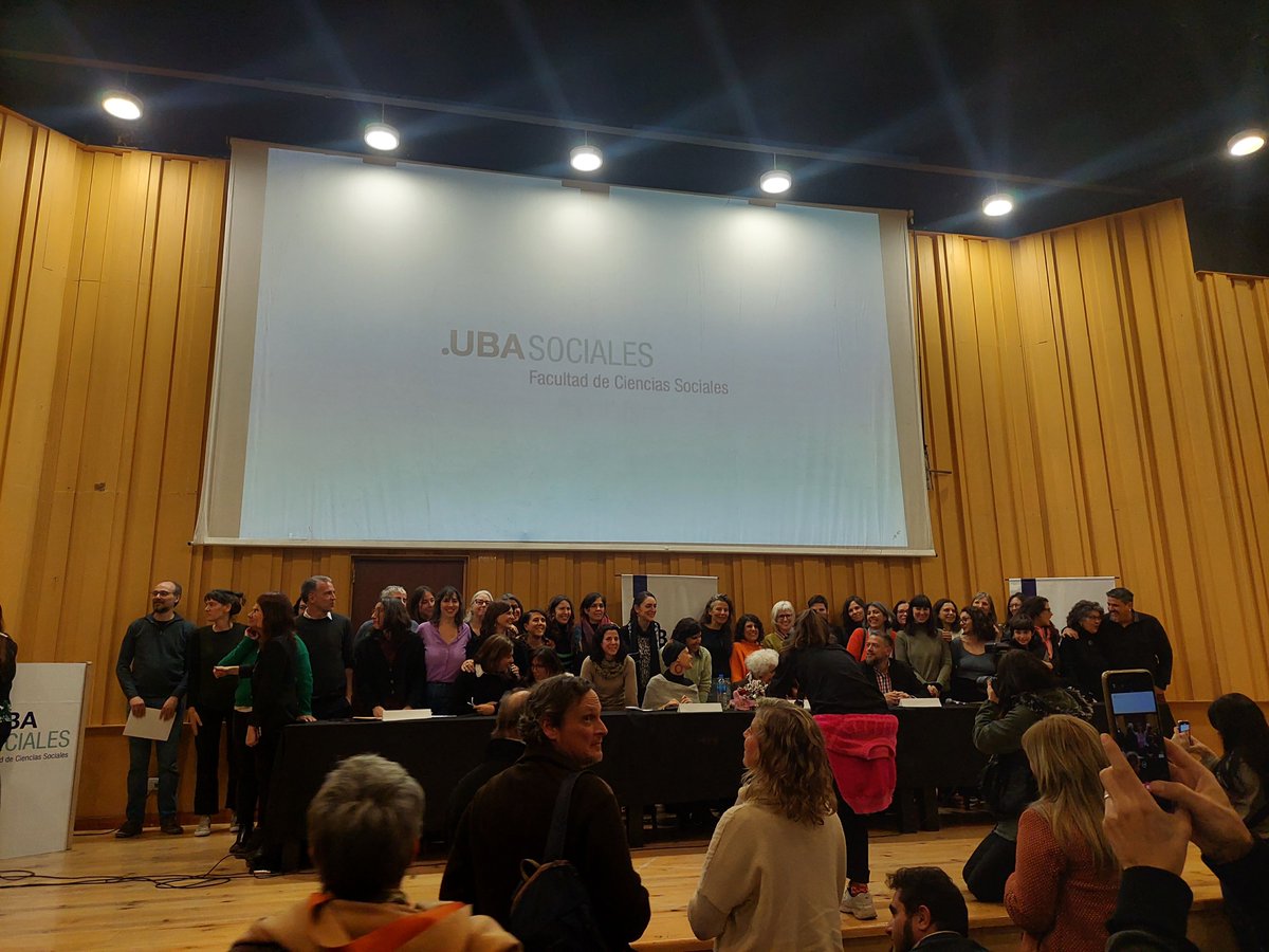 abuelasdifusion's tweet photo. El último reconocimiento es para todxs lxs estudiantes que pasaron por el Archivo a lo largo de estos 25 años de historia colectiva forjada entre #Abuenas y @ubasociales https://t.co/OmgGbktdRQ