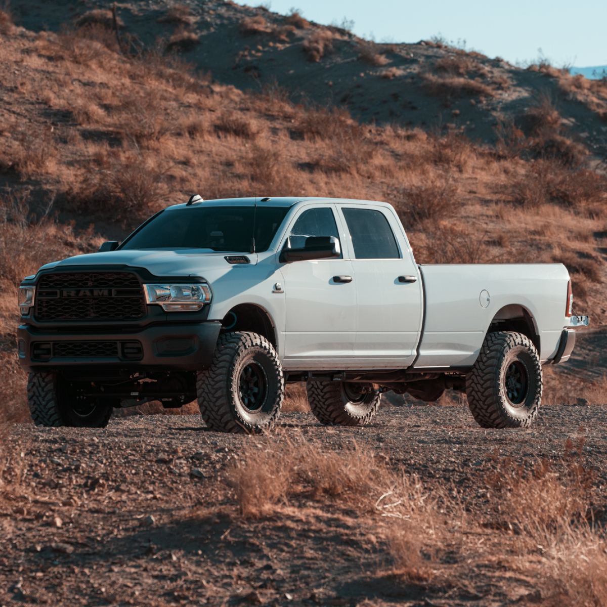 overlandbound's tweet image. Checkout the evolution of @roaminglost's 2022 Ram 3500. He started this process in January of last year and has been slowly and methodically upgrading, updating and modding it from stock (image 2) to overland ready (image 4). 👏 

#overland #overlanding #overlandbuild