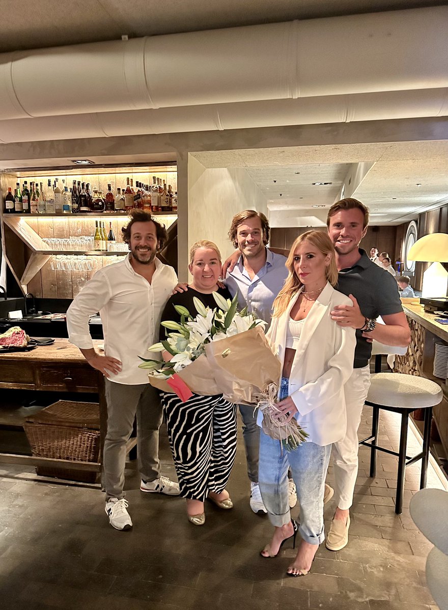 Hoy reabre Lana, de los sitios que más disfruto y es un honor estar con ellos. 
Carne 🔝, mollejas, steak tartar con caviar, acompañamientos excelentes. Los postres no se quedan atrás. 
El capítulo de vinos es otro cantar y es superlativo. Solo argentinos y champagne. Acudan.