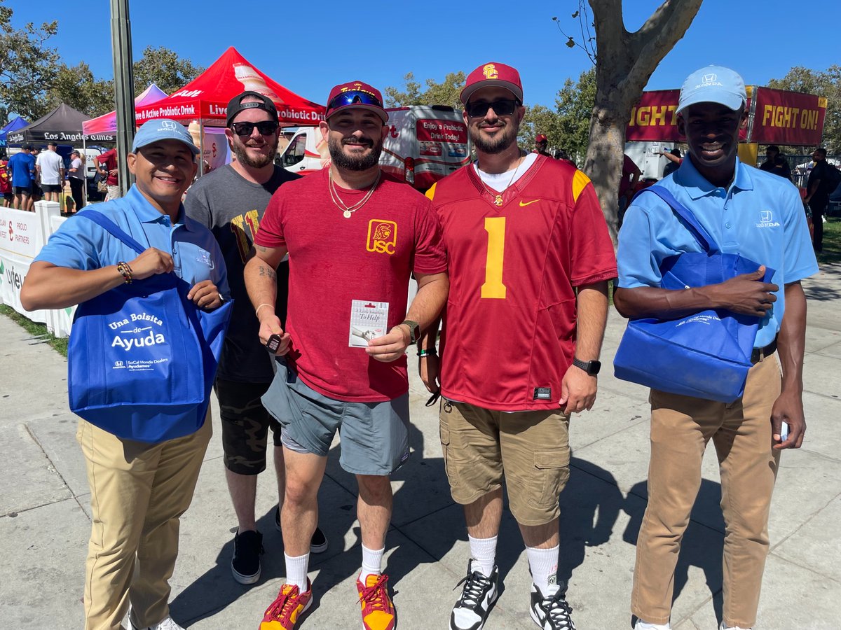 USC_Athletics's tweet photo. In this weekendโs #RandomActofHelpfulness, @HelpfulHonda delivered gift cards to some lucky @uscfb fans! https://t.co/DfV9g4D9D0