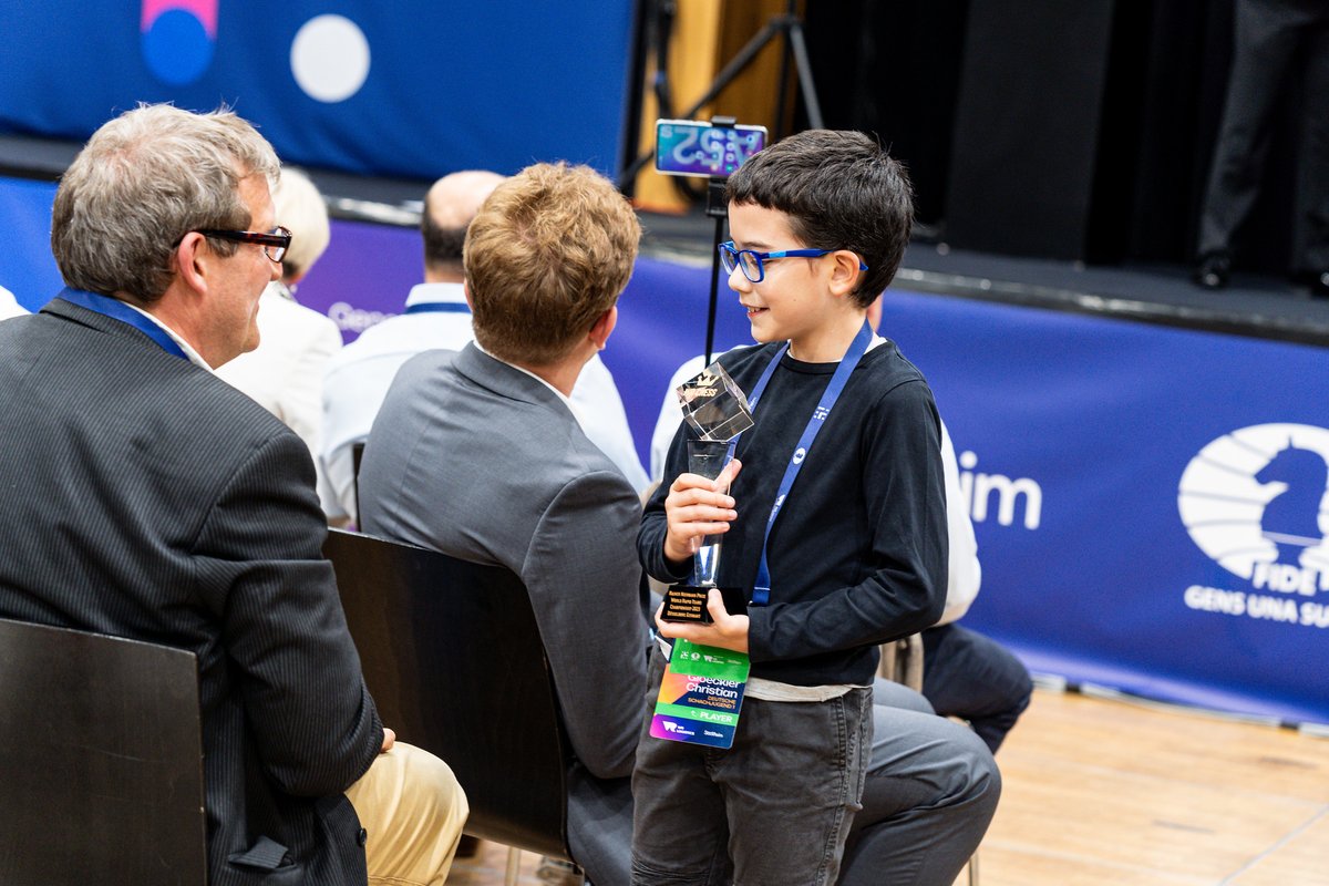 FM Christian Gloeckler (team 'Deutsche Schachjugend 1') got a special prize for the most beautiful game among U12 players. He beat GM Kenny Solomon with a nice combination involving a piece sacrifice. You can check the game here: chess24.com/en/watch/live-…

#FIDERapidTeams 
📷 by
