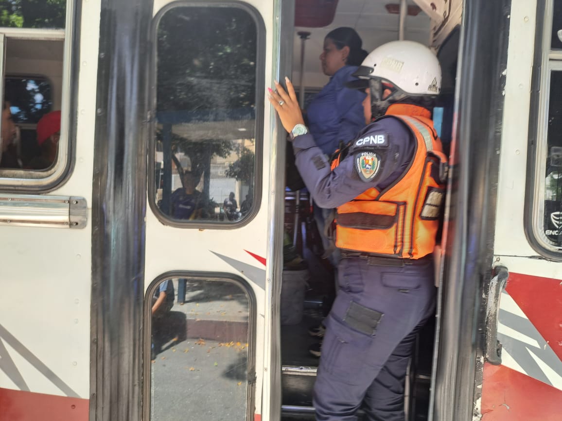 En_la_via_'s tweet photo. #28Ago || Los funcionarios de la OR IPSFA en conjunto con @transito_pnb se desplegaron en las parroquias El Valle y Coche, para la supervisión del cumplimiento del cobro justo del pasaje establecido en Gaceta Oficial.
#ConectateConMaduro
#TransitoContigo https://t.co/U4eMCzcn49