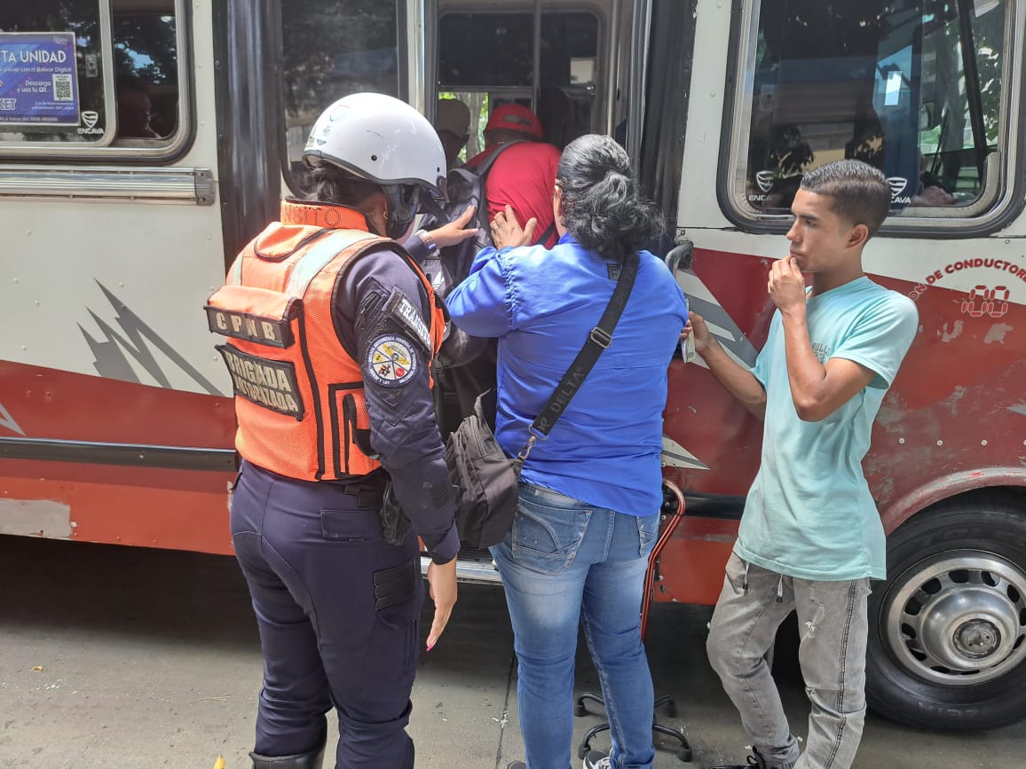 En_la_via_'s tweet photo. #28Ago || Los funcionarios de la OR IPSFA en conjunto con @transito_pnb se desplegaron en las parroquias El Valle y Coche, para la supervisión del cumplimiento del cobro justo del pasaje establecido en Gaceta Oficial.
#ConectateConMaduro
#TransitoContigo https://t.co/U4eMCzcn49