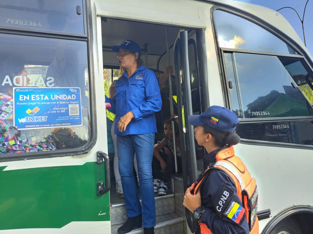 En_la_via_'s tweet photo. #28Ago || Los funcionarios de la OR IPSFA en conjunto con @transito_pnb se desplegaron en las parroquias El Valle y Coche, para la supervisión del cumplimiento del cobro justo del pasaje establecido en Gaceta Oficial.
#ConectateConMaduro
#TransitoContigo https://t.co/U4eMCzcn49