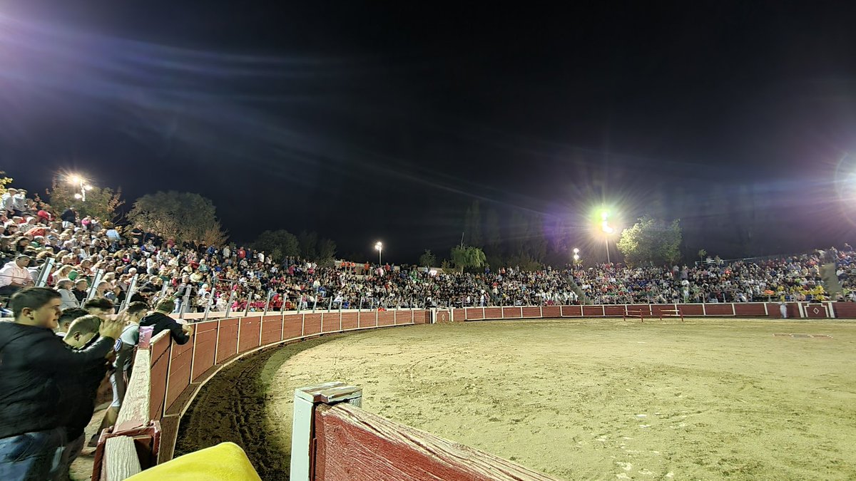 🐂 Zuera (#Zaragoza), lleno absoluto para disfrutar del grand prix de <a href="/Ruedo_Bravo/">Ruedo Bravo</a>, el auténtico, el que tiene vaquilla.