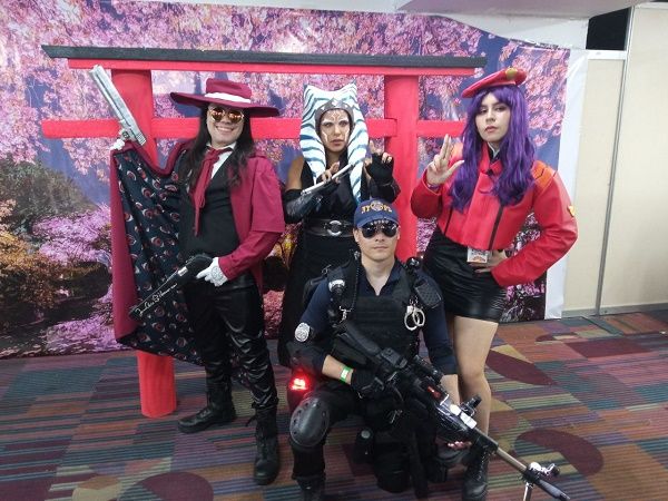 CrestaMetalica's tweet photo. A2 Convención: Una experiencia inolvidable para los fanáticos del anime en Venezuela https://t.co/h0XStiRvAQ #CrestaReviews #CrestaEnVivo #Reseña #Review #RJTakeOffAndPlay https://t.co/AJqPacR3Z4