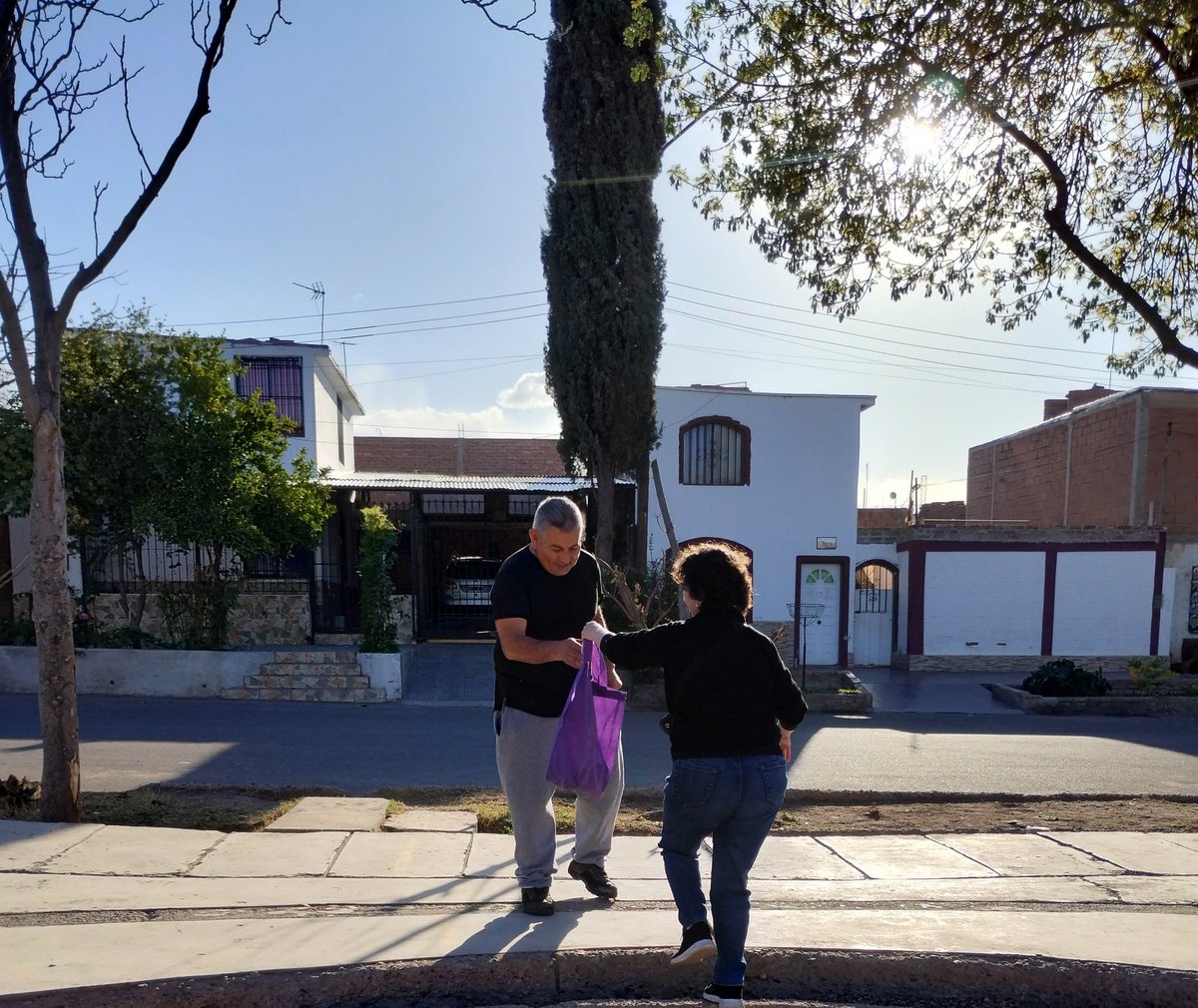 ericappulido's tweet photo. 💡Recorrimos B° La Gloria acercando el programa #GCilumina .
💪Por más acciones que contribuyan a una mayor eficiencia energética.
#GCsustentable #CreciendoJuntos https://t.co/DWmGc9ahuC