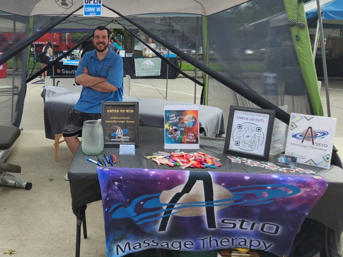 Astro_Massage's tweet photo. Had such an amazing time being at Ellermania this past weekend. It was an awesome experience being around a bunch of great businesses and people! And of course, to my fantastic wife for coming and helping me 💙

#event #massage #massagetherapist #massagebooth #ellermania #fun https://t.co/ePGqfjX0IZ