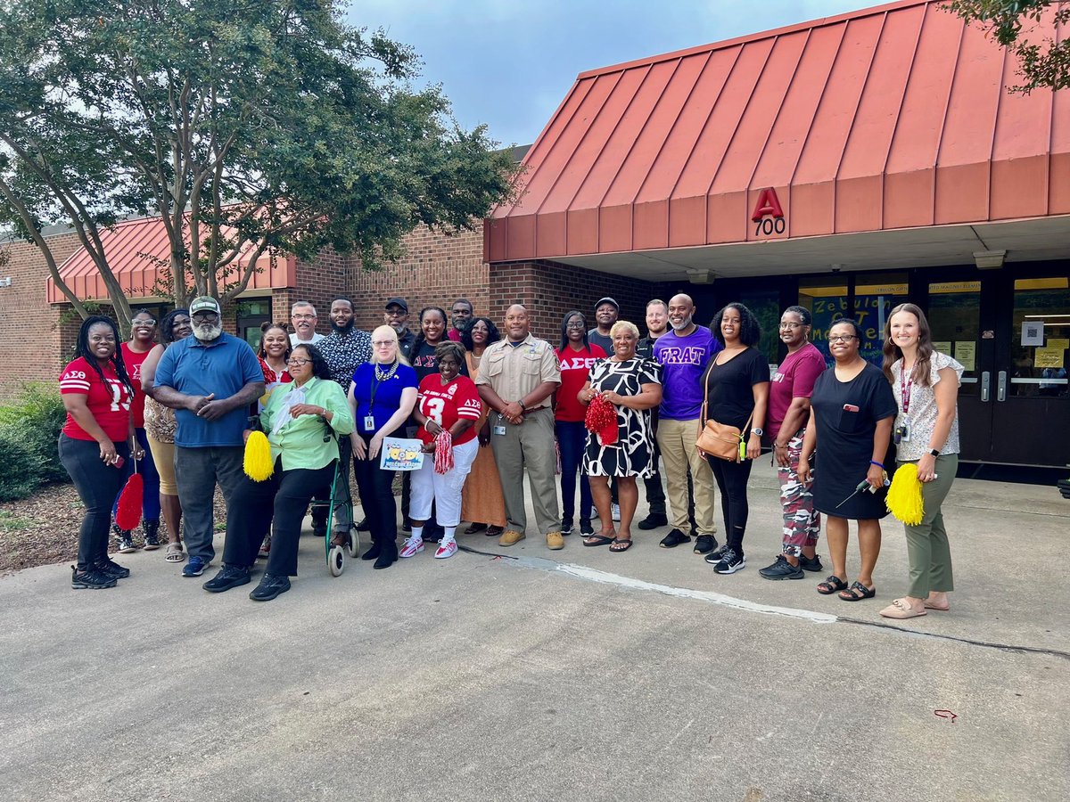 tamaragray04's tweet photo. A picture speaks volumes! School-community partnerships are vital to the removing barriers for our students and families. Our law enforcement, pastors, town commissioner, and Divine Nine showed love to our scholars that morning. #ZebulonES #WCPSS #StudentSupportServices https://t.co/kt8jxmoIgh