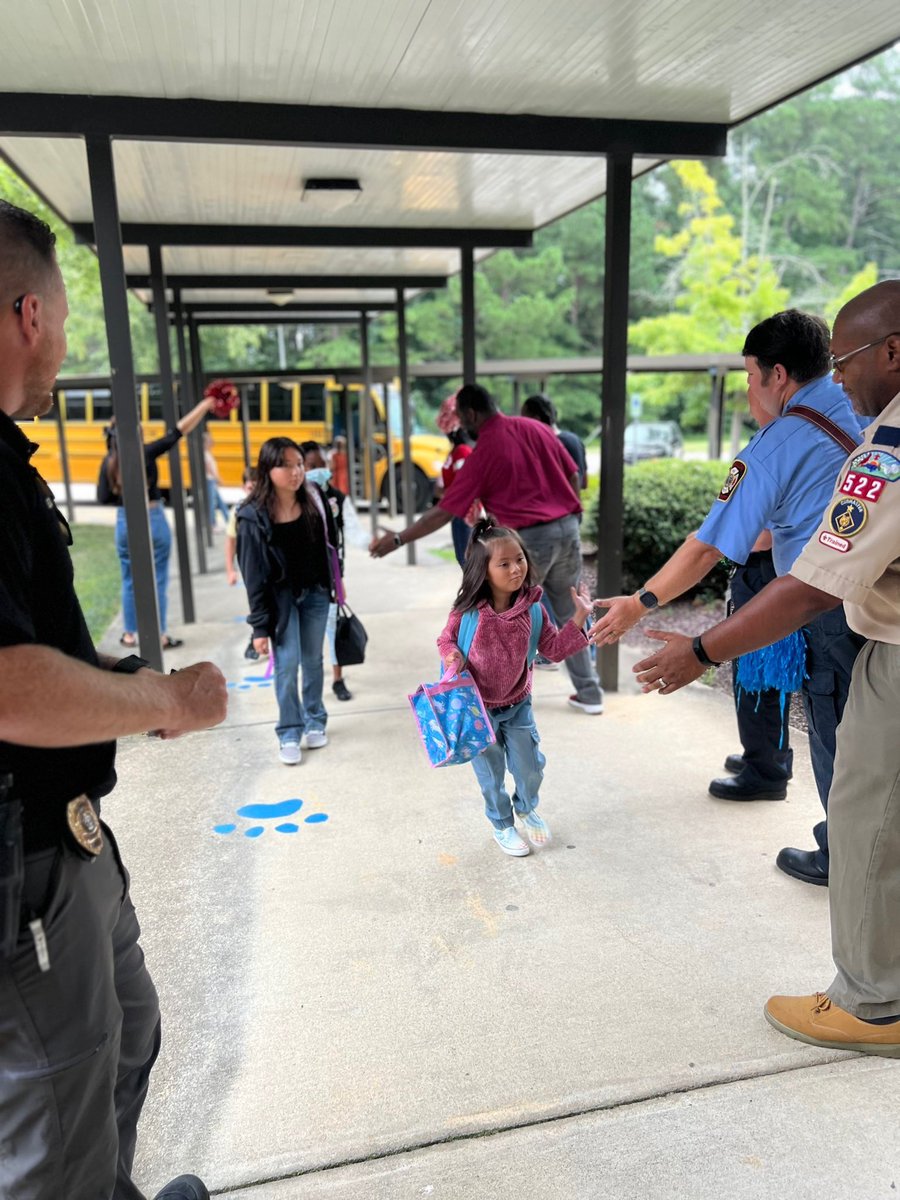 tamaragray04's tweet photo. A picture speaks volumes! School-community partnerships are vital to the removing barriers for our students and families. Our law enforcement, pastors, town commissioner, and Divine Nine showed love to our scholars that morning. #ZebulonES #WCPSS #StudentSupportServices https://t.co/kt8jxmoIgh
