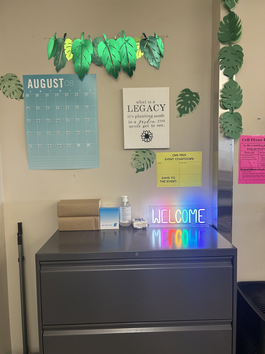 MrsMoll_'s tweet photo. New year, new grade, new content, new room🎉 What a great first day of my 4th year at CMS with my 8th graders❤️🖤

#RSDproud https://t.co/Xn0oPNX9Eg