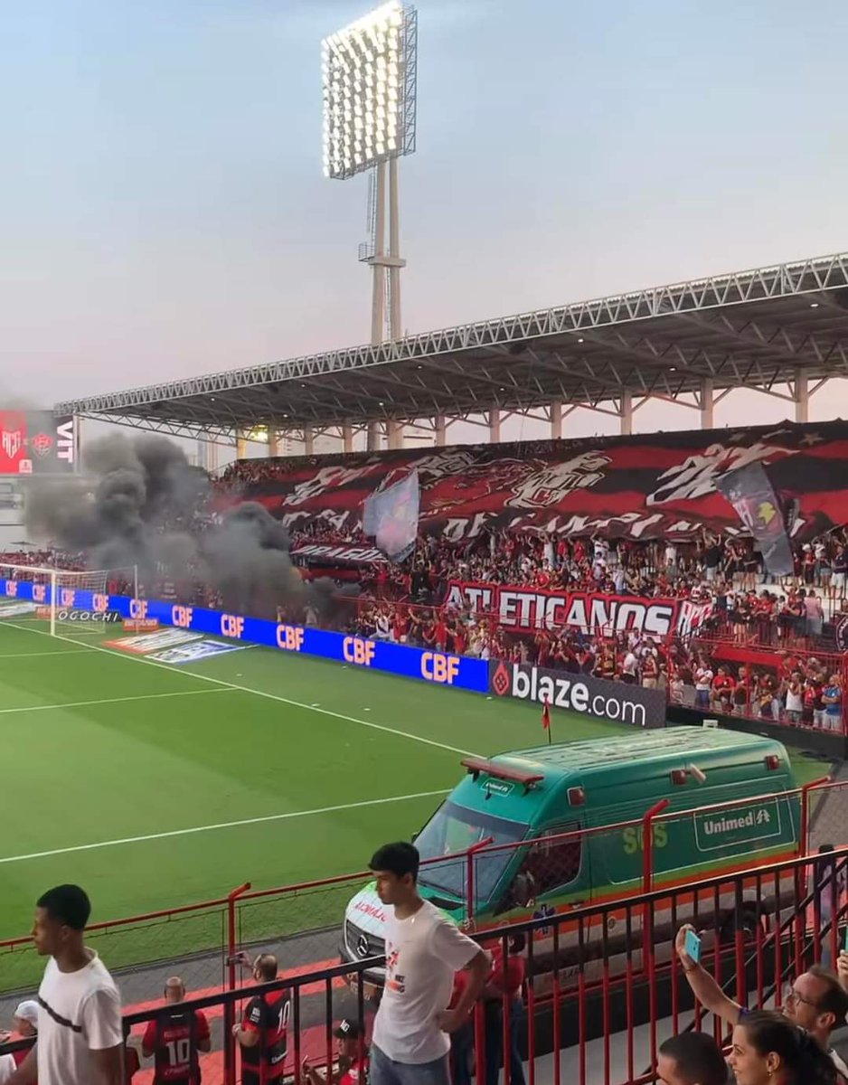 OCantoOficial's tweet photo. Dragões Atleticanos e demais torcedores do Atlético Goianiense no jogo contra o Vitória, ontem, pela Série B.

(📸 Recebido por inbox, Ingryd Oliveira / ACG, Isabela Azine/AGIF)

+ https://t.co/6fKpuDMQLp