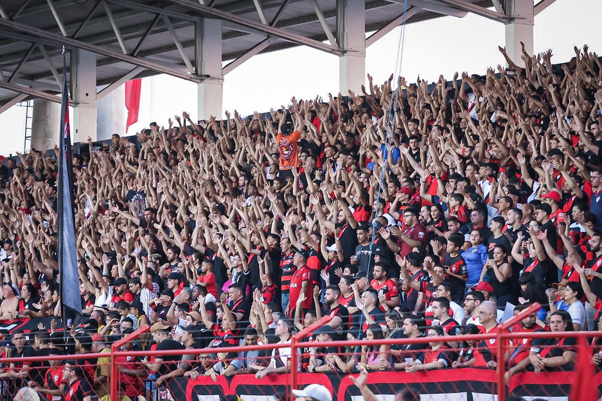 OCantoOficial's tweet photo. Dragões Atleticanos e demais torcedores do Atlético Goianiense no jogo contra o Vitória, ontem, pela Série B.

(📸 Recebido por inbox, Ingryd Oliveira / ACG, Isabela Azine/AGIF)

+ https://t.co/6fKpuDMQLp