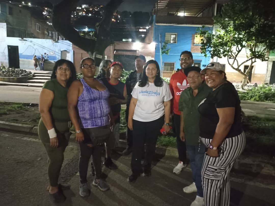 Alcaldesa de Ccs @gestionperfecta este domingo en la noche converso con la comunidad de El Guarataro, en la paquia San Juan, e inspecciono con ellos sus espacios, trabajar junto al Poder Popular organizado es la mejor forma de seguir transformando a Caracas.

#ConéctateConMaduro