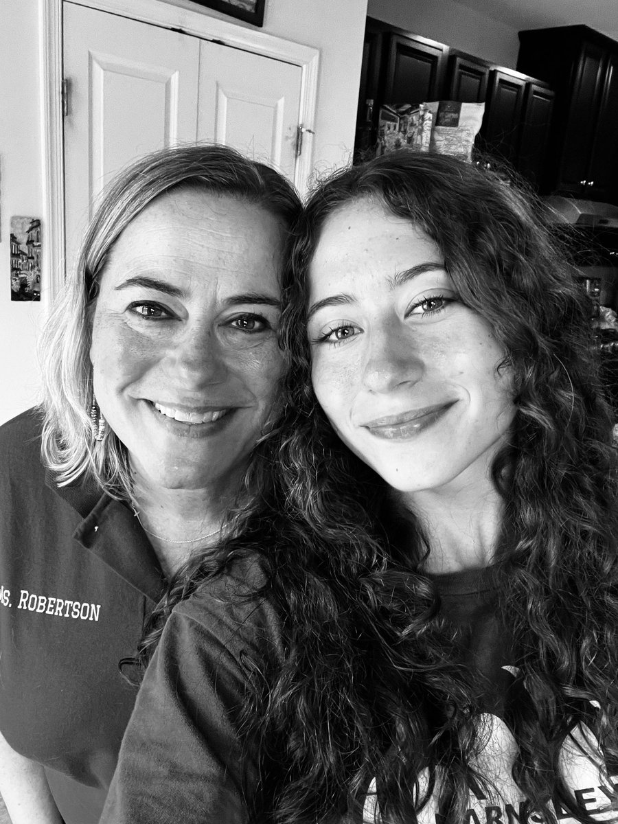 LVBESPrincipal's tweet photo. Senior sunrise came early this morning so we had to catch a picture this afternoon. Cannot believe my baby is a senior @Cburg_Coyotes! @mcps #firstdaymcps https://t.co/ieBStTBSWb